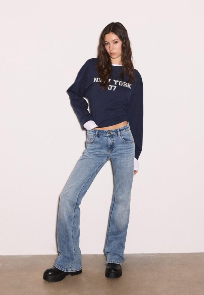 Jean taille basse à pattes d&rsquo;éléphant