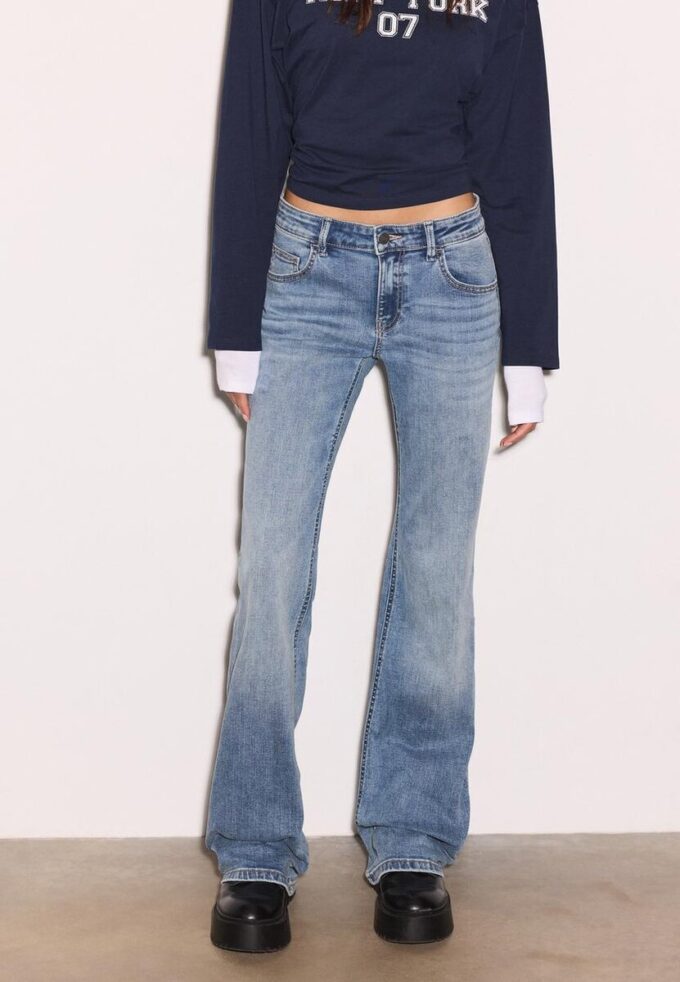 Jean taille basse à pattes d&rsquo;éléphant