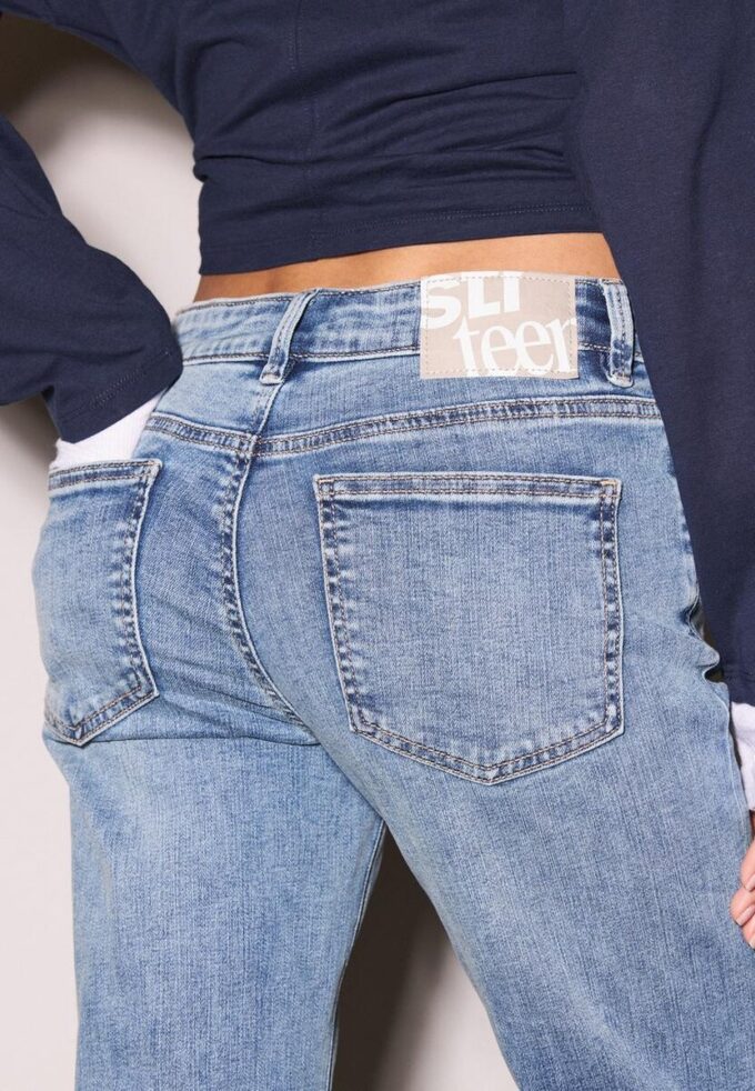 Jean taille basse à pattes d&rsquo;éléphant