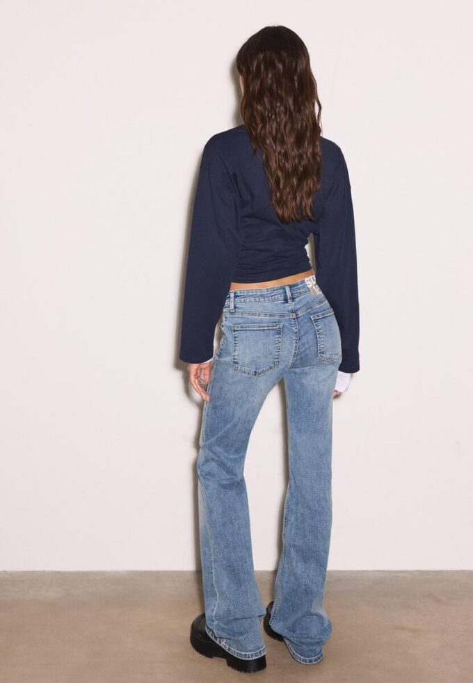 Jean taille basse à pattes d&rsquo;éléphant