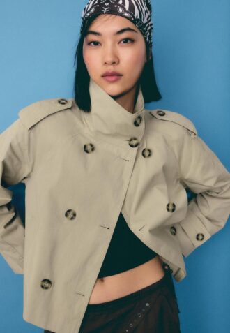 Manteau à col montant avec ceinture