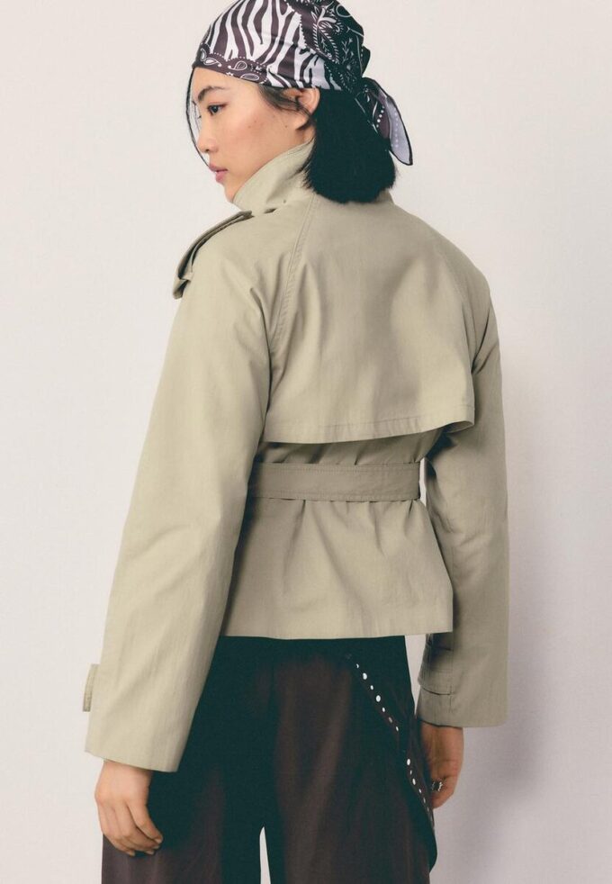 Manteau à col montant avec ceinture Manteau à col montant avec ceinture