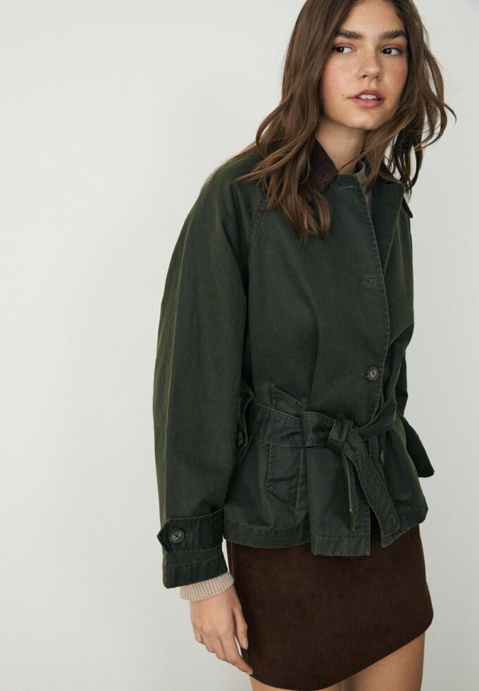 Manteau court ciré avec ceinture Manteau court ciré avec ceinture