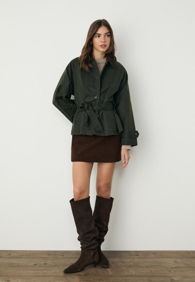 Manteau court ciré avec ceinture Manteau court ciré avec ceinture