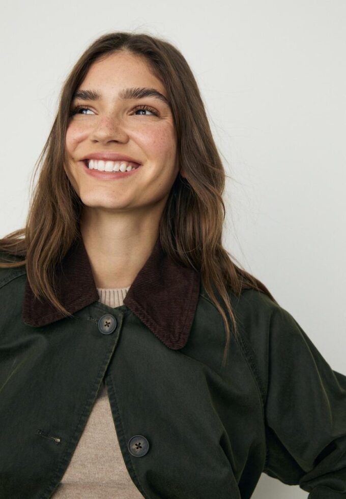 Manteau court ciré avec ceinture Manteau court ciré avec ceinture