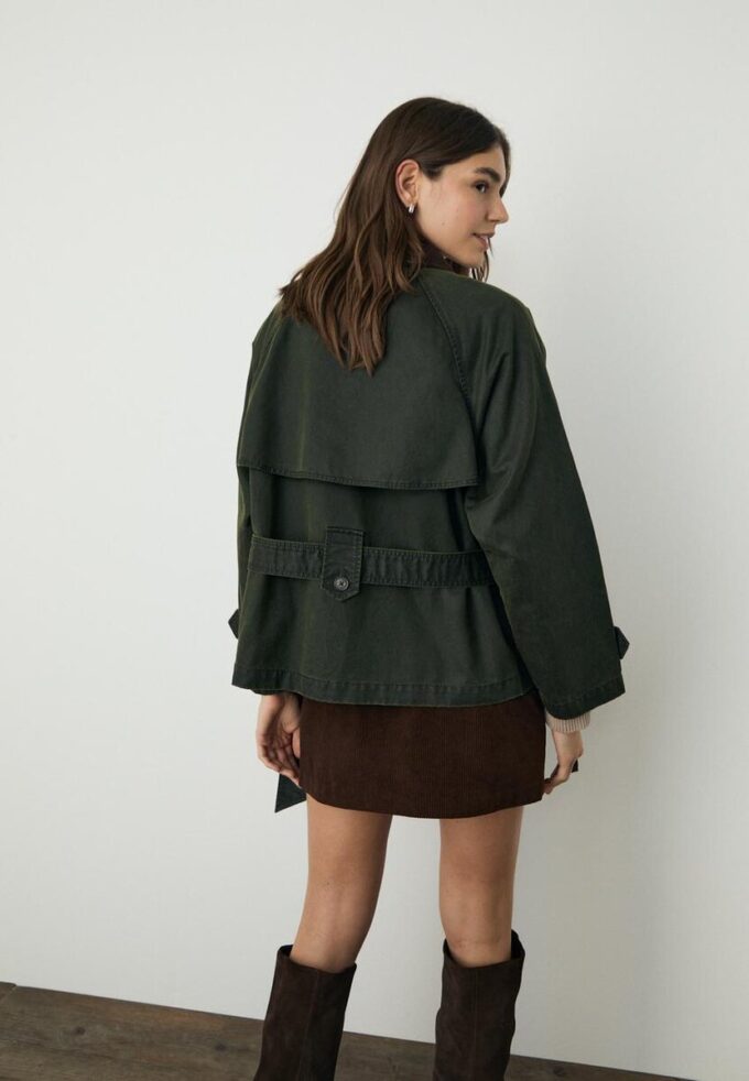 Manteau court ciré avec ceinture Manteau court ciré avec ceinture