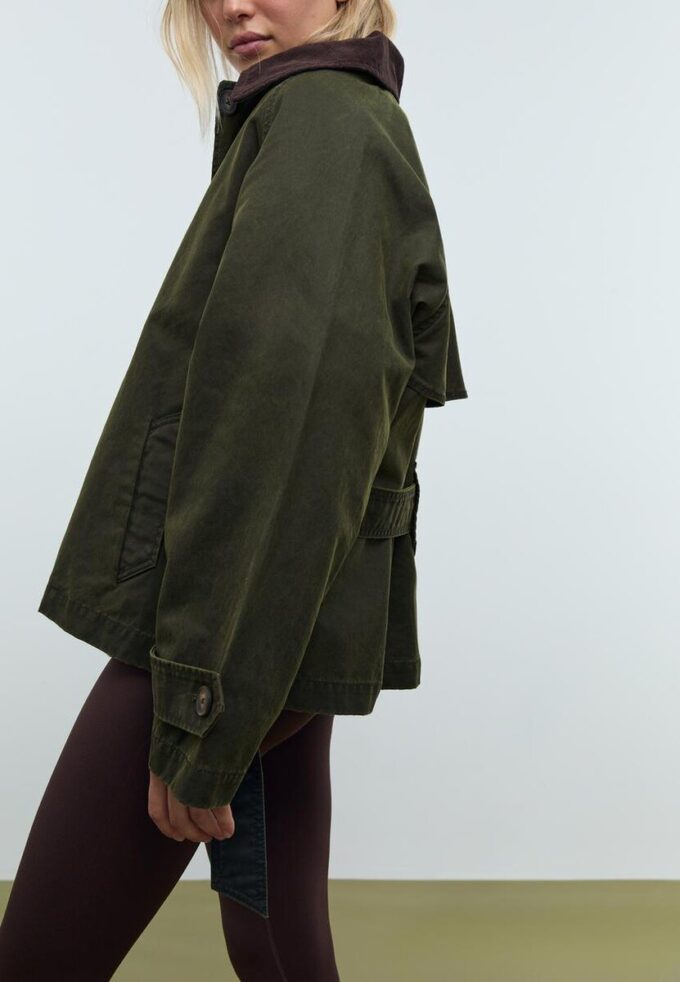 Manteau court ciré avec ceinture Manteau court ciré avec ceinture