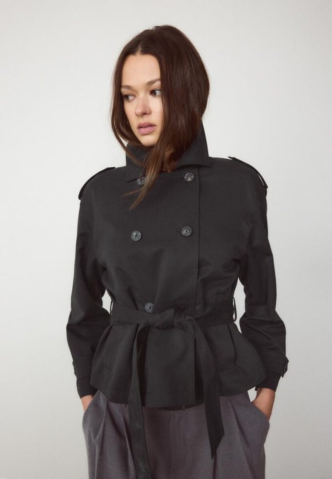 Manteau court fluide avec ceinture Manteau court fluide avec ceinture