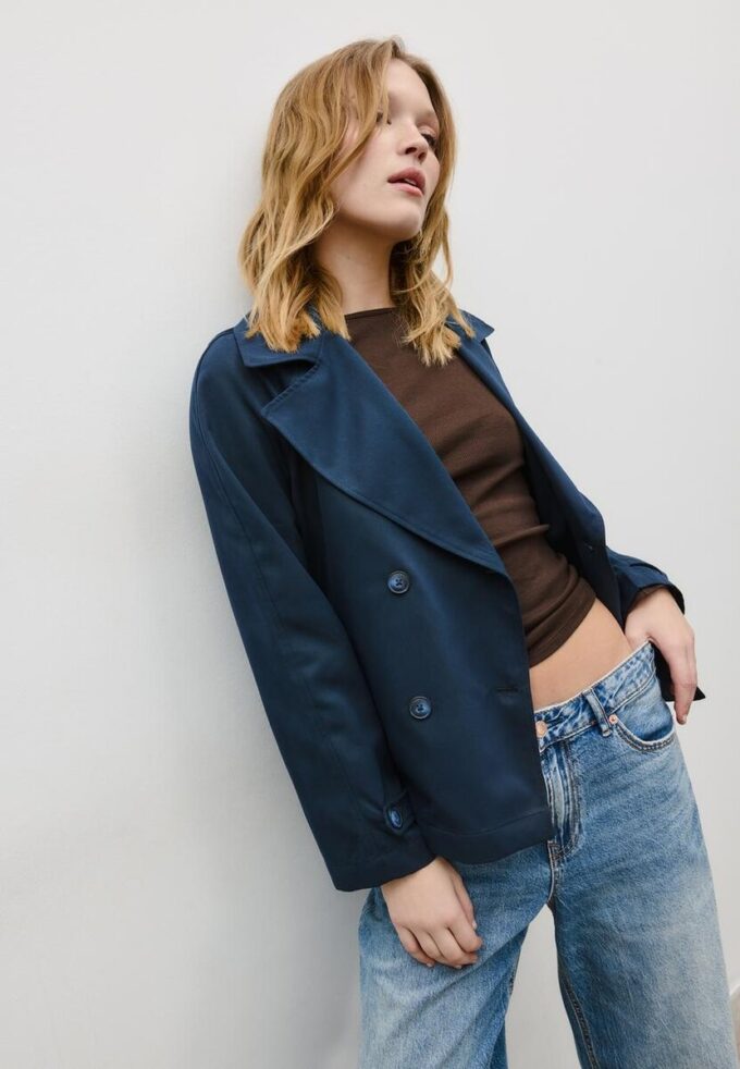 Manteau court fluide avec ceinture Manteau court fluide avec ceinture