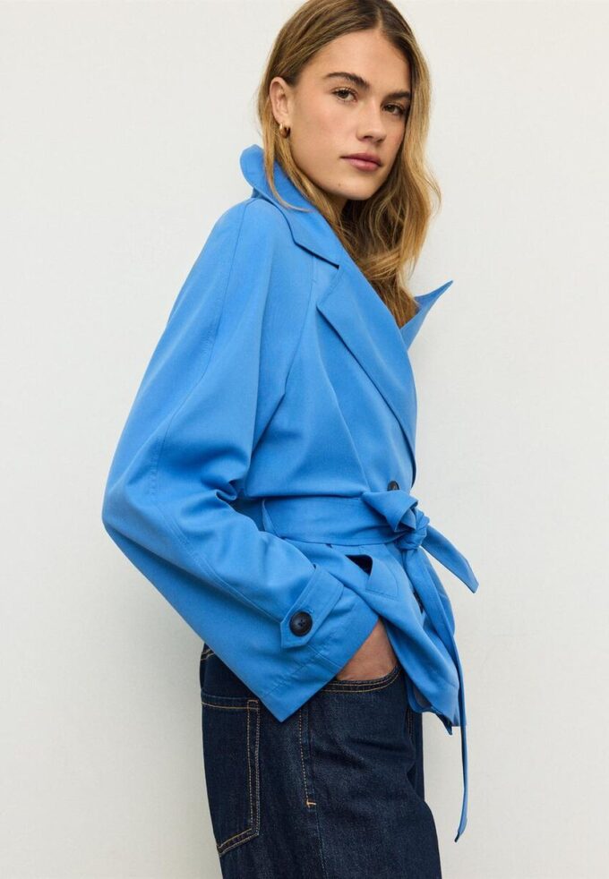 Manteau court fluide avec ceinture Manteau court fluide avec ceinture