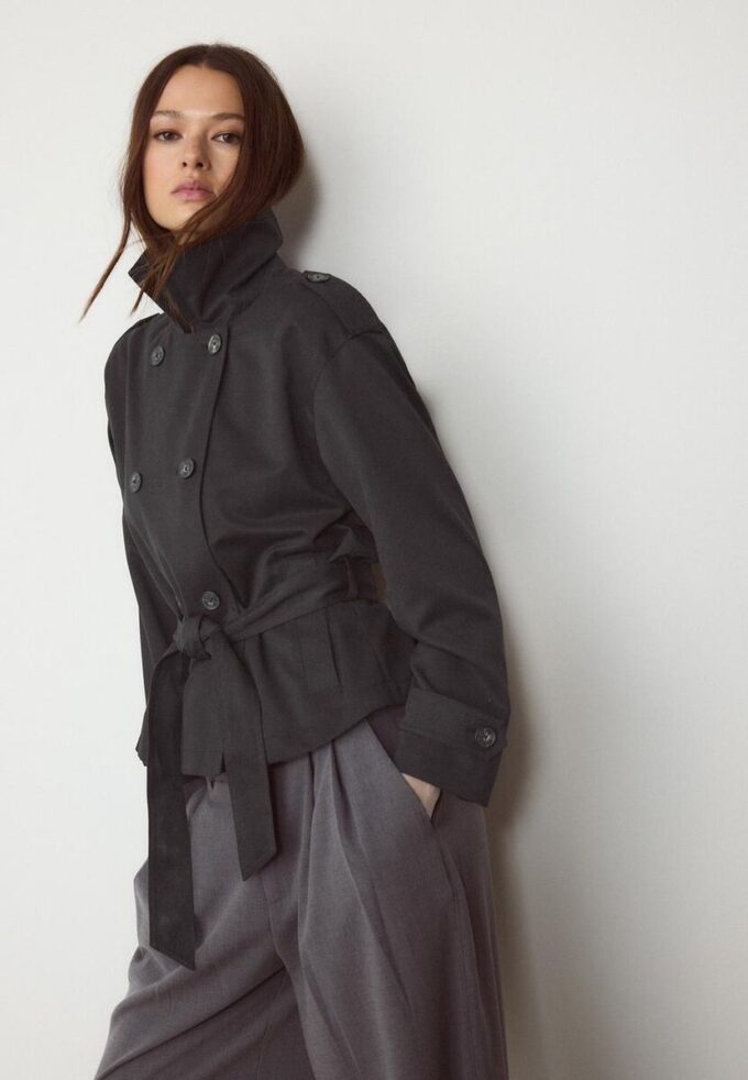 Manteau court fluide avec ceinture Manteau court fluide avec ceinture