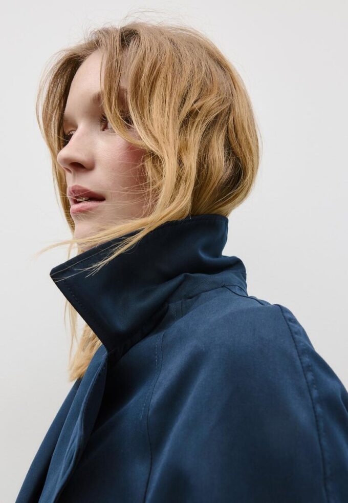 Manteau court fluide avec ceinture Manteau court fluide avec ceinture