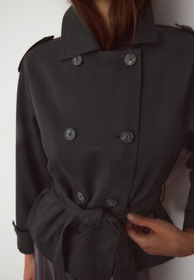 Manteau court fluide avec ceinture Manteau court fluide avec ceinture