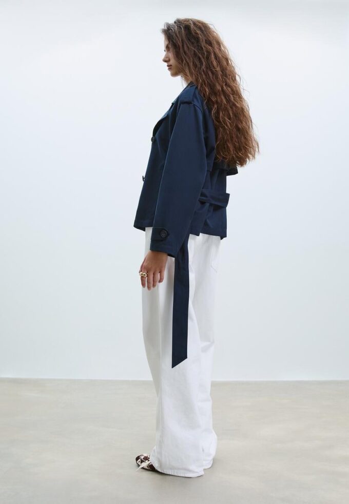 Manteau court fluide avec ceinture Manteau court fluide avec ceinture