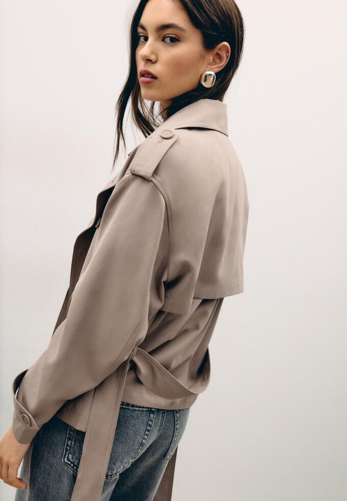 Manteau court fluide avec ceinture Manteau court fluide avec ceinture