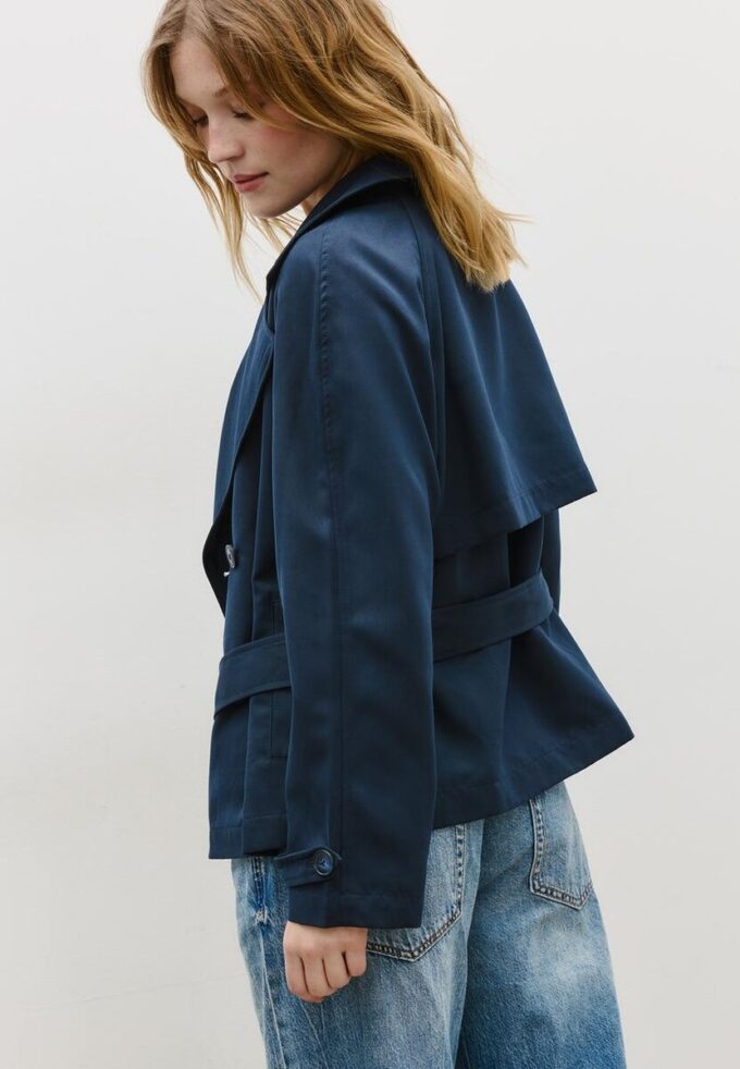 Manteau court fluide avec ceinture Manteau court fluide avec ceinture