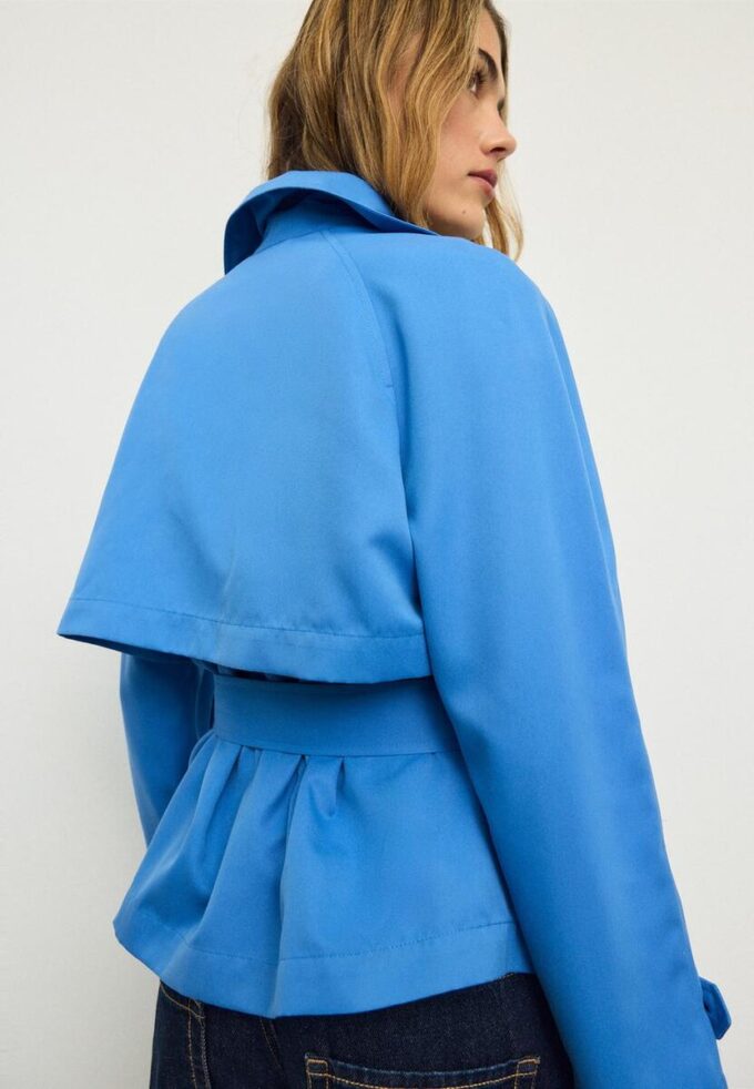 Manteau court fluide avec ceinture Manteau court fluide avec ceinture