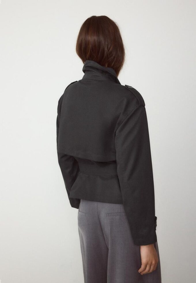 Manteau court fluide avec ceinture Manteau court fluide avec ceinture