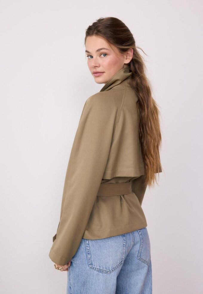 Manteau court fluide avec ceinture