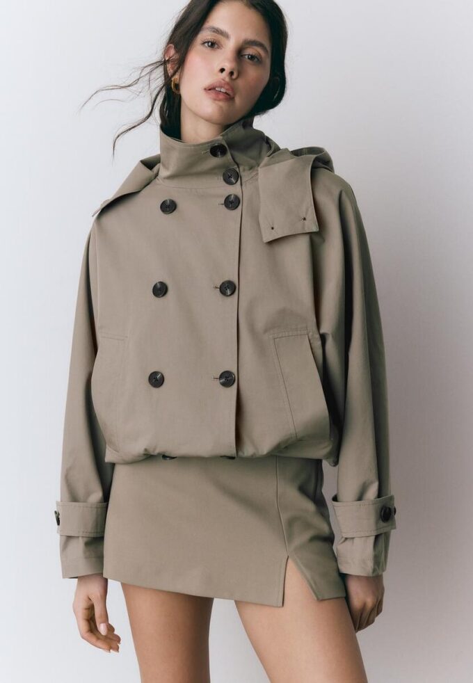 Manteau court à manches bouffantes avec capuche amovible Manteau court à manches bouffantes avec capuche amovible