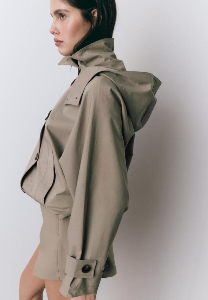 Manteau court à manches bouffantes avec capuche amovible Manteau court à manches bouffantes avec capuche amovible