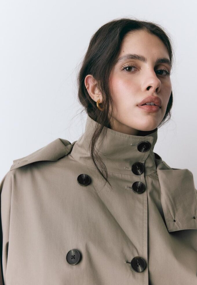 Manteau court à manches bouffantes avec capuche amovible Manteau court à manches bouffantes avec capuche amovible