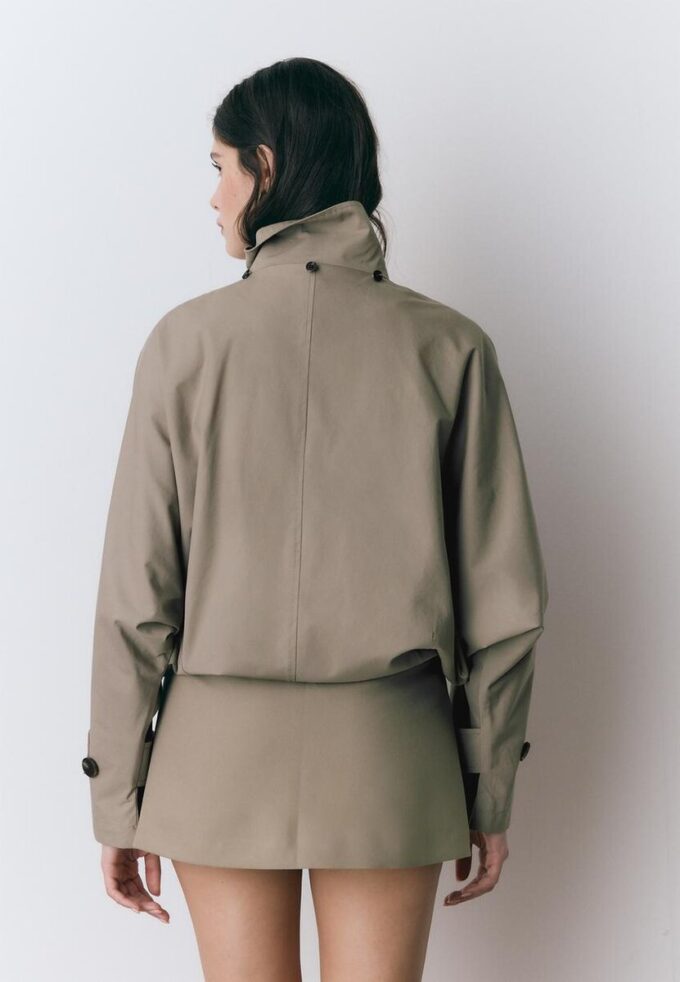 Manteau court à manches bouffantes avec capuche amovible Manteau court à manches bouffantes avec capuche amovible