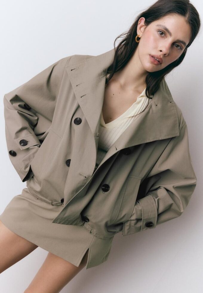 Manteau court à manches bouffantes avec capuche amovible Manteau court à manches bouffantes avec capuche amovible