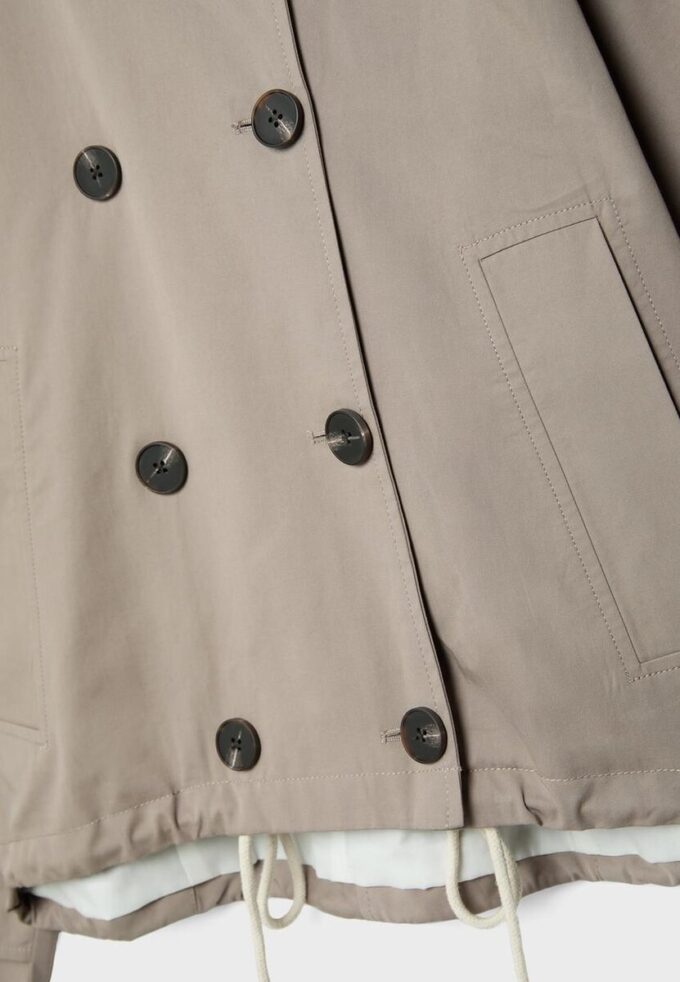 Manteau court à manches bouffantes avec capuche amovible Manteau court à manches bouffantes avec capuche amovible