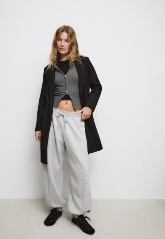 Manteau mi-long boutonné au toucher doux