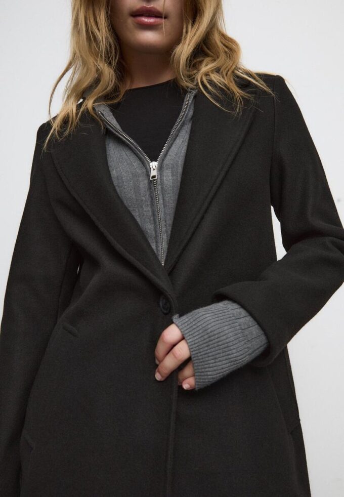 Manteau mi-long boutonné au toucher doux