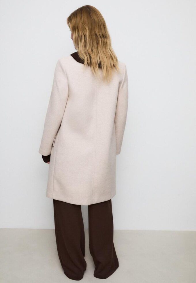 Manteau mi-long boutonné au toucher doux