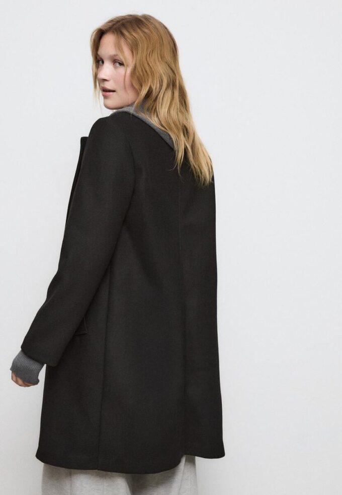 Manteau mi-long boutonné au toucher doux