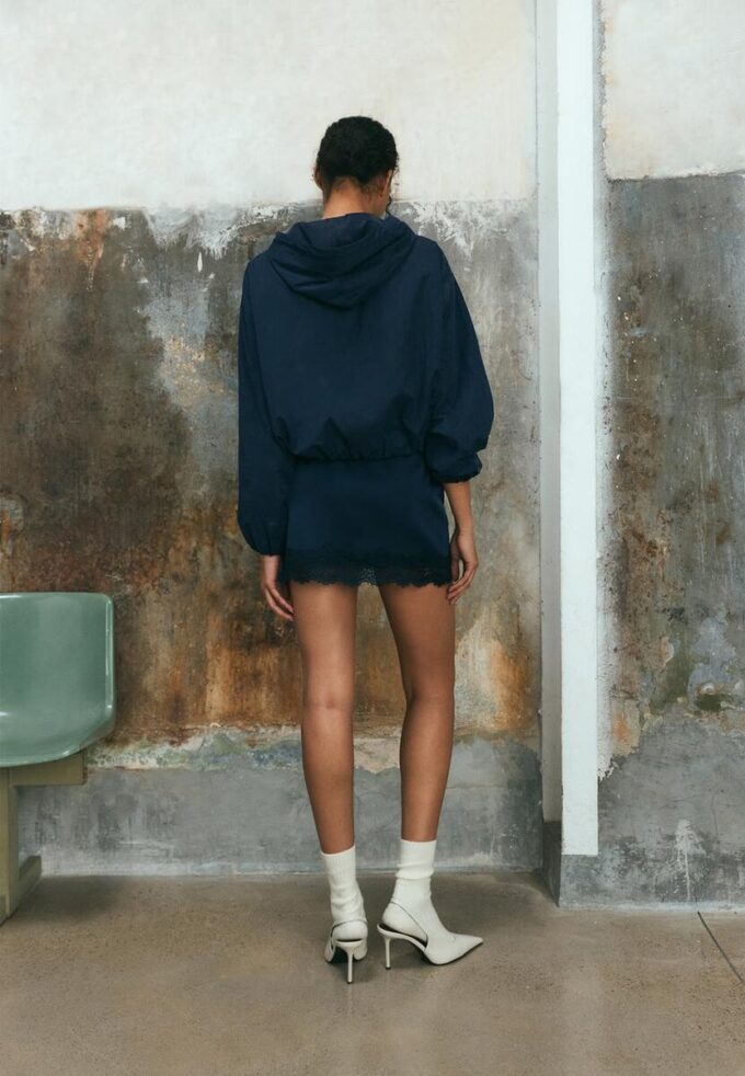 Mini-jupe en satin avec bordure en dentelle