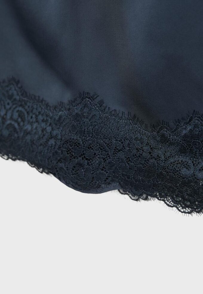 Mini-jupe en satin avec bordure en dentelle