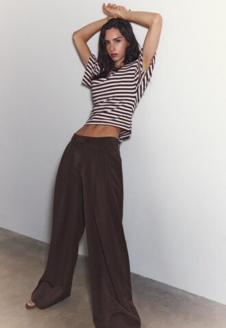 Pantalon ajusté à jambes larges avec pinces