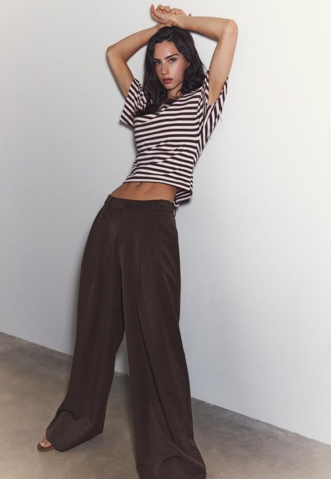 Pantalon ajusté à jambes larges avec pinces