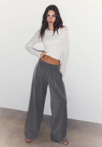 Pantalon ajusté à jambes larges avec pinces