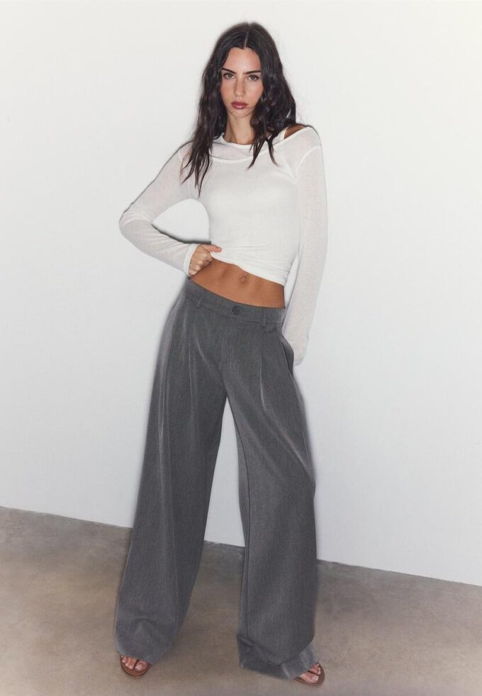 Pantalon ajusté à jambes larges avec pinces