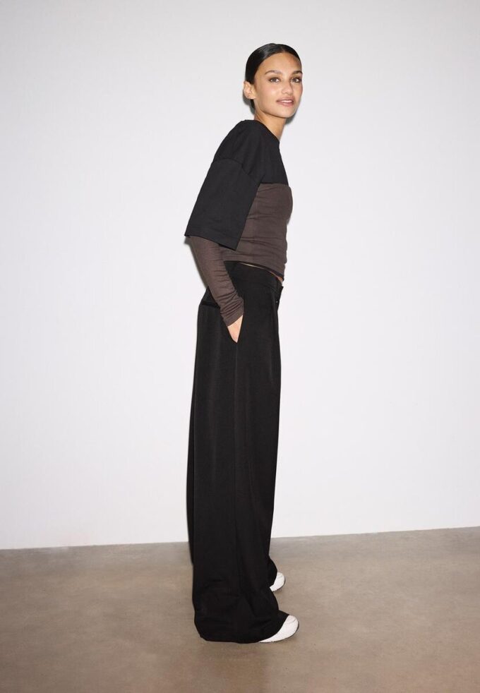 Pantalon ajusté à jambes larges avec pinces