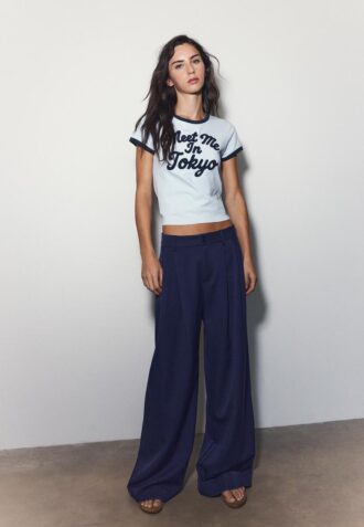 Pantalon ajusté à jambes larges avec pinces