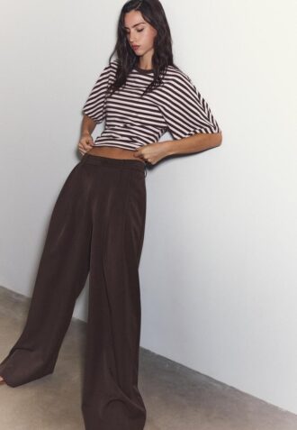 Pantalon ajusté à jambes larges avec pinces