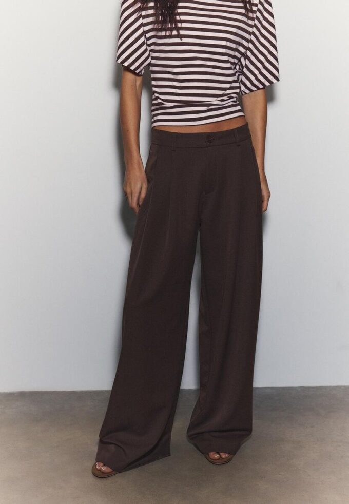 Pantalon ajusté à jambes larges avec pinces