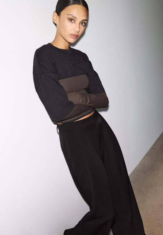 Pantalon ajusté à jambes larges avec pinces