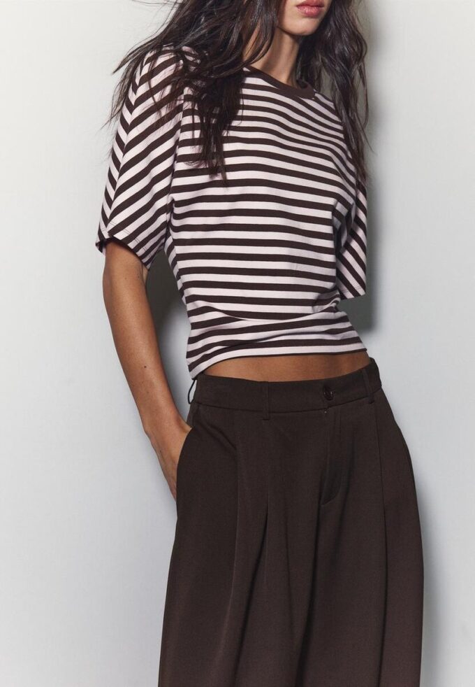 Pantalon ajusté à jambes larges avec pinces