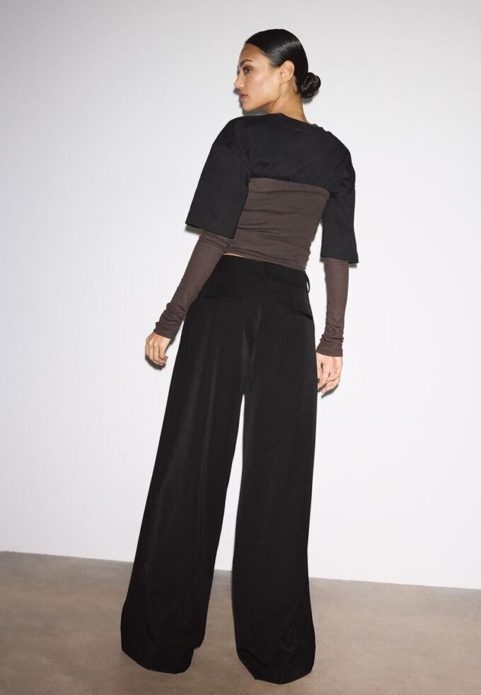 Pantalon ajusté à jambes larges avec pinces