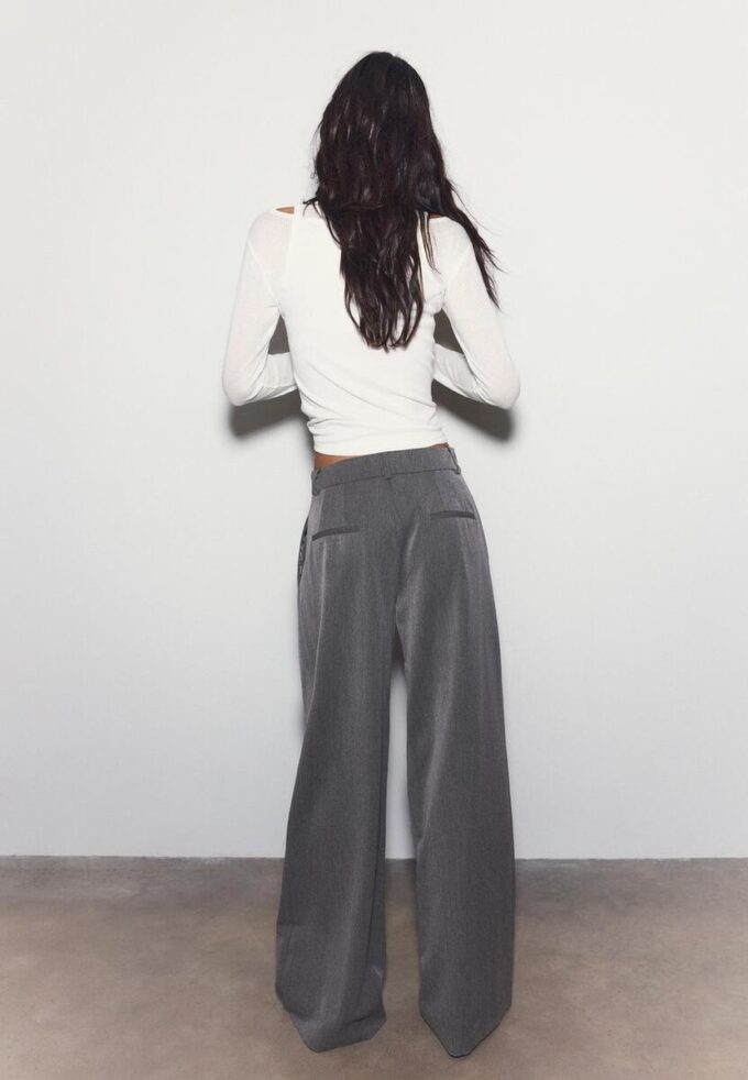 Pantalon ajusté à jambes larges avec pinces