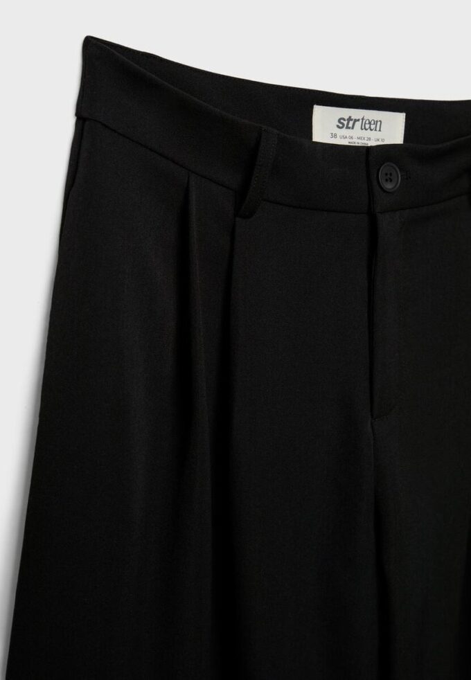 Pantalon ajusté à jambes larges avec pinces