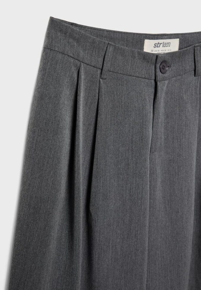 Pantalon ajusté à jambes larges avec pinces
