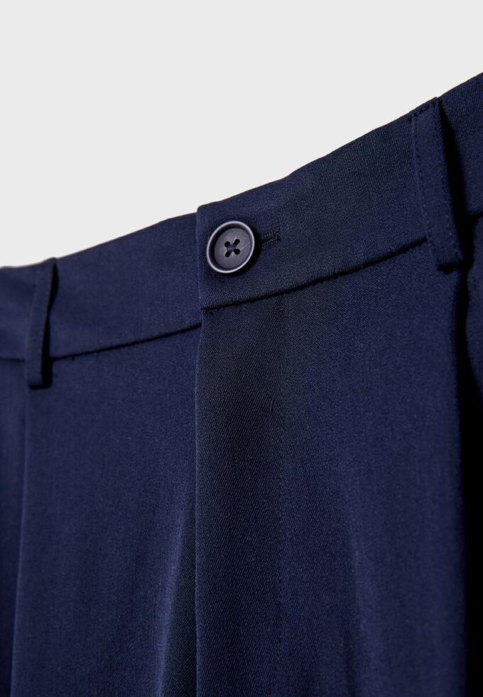 Pantalon ajusté à jambes larges avec pinces